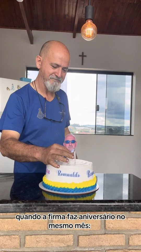 Comemoração do aniversário da firma, com bolo personalizado da Romualdo